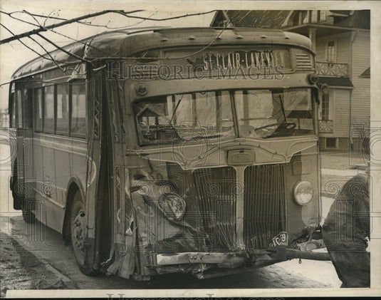 1940 Bus wrecked at E131st & Harvard - Historic Images