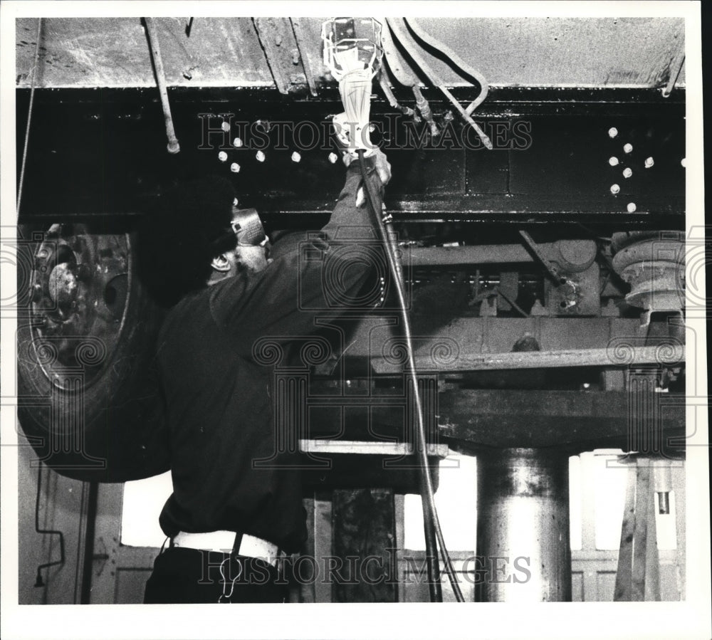 1981 Press Photo Paul Schatman body repair RTA bus garage, fixes broken frame-Historic Images