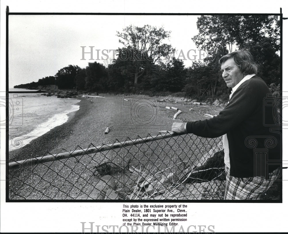 1988 Press Photo Paul O. scherre on the fence used to be the line in Eastlake-Historic Images