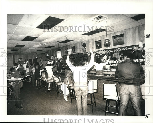 1984 Press Photo Drug bust on 55th and Euclid Ave. - 359-Historic Images