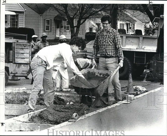 1985 Press Photo John and Michael Humenik building a new house in the city-Historic Images