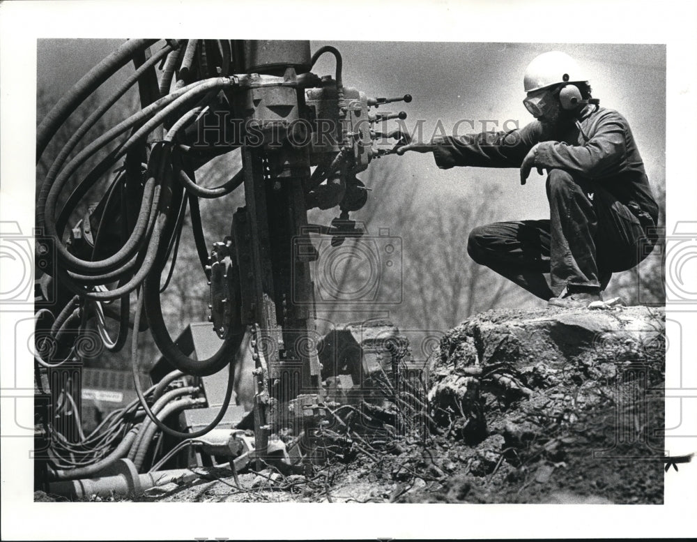 1982 Press Photo Marc Kascsak operates a drill for the explosives-Historic Images