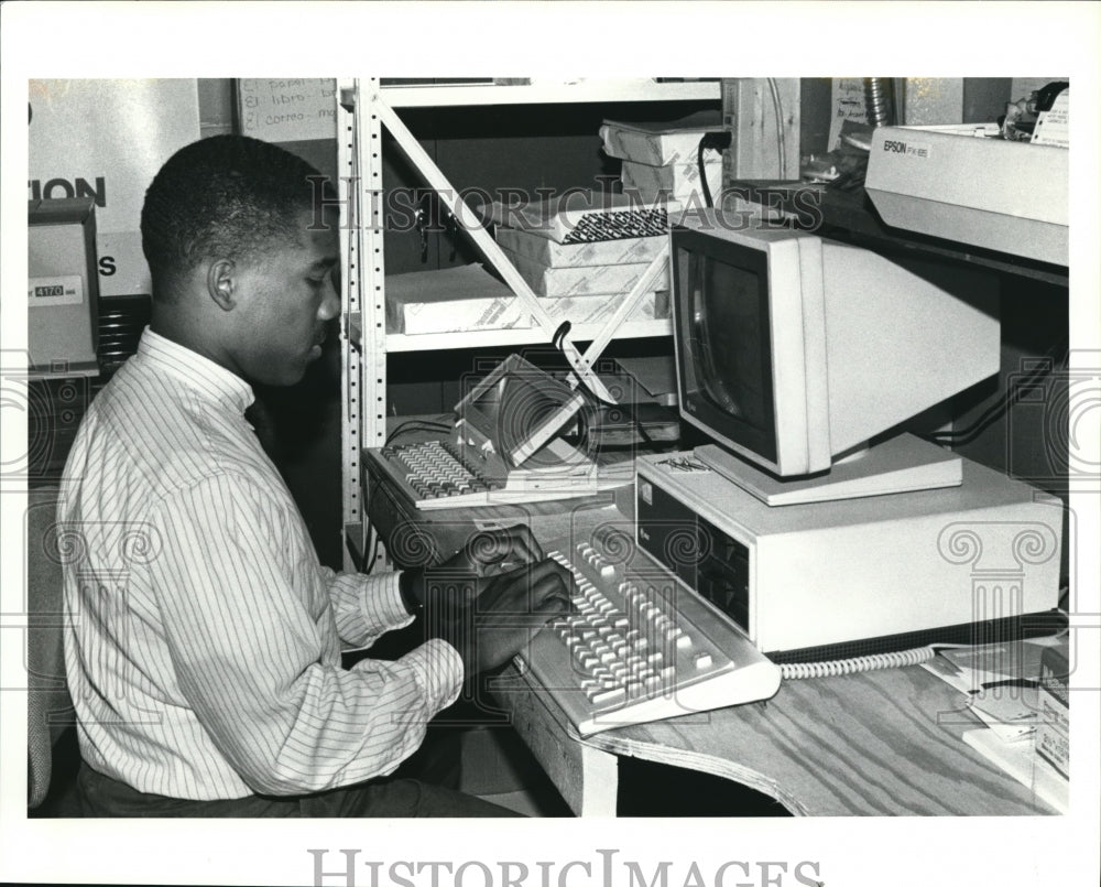 1992 Press Photo Robert Simpson at his computer at Cleveland Tenants Org. - Historic Images