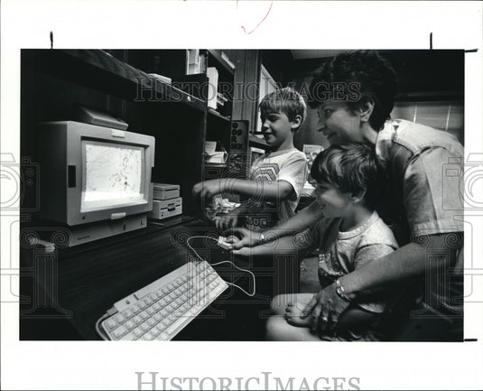 1990 Press Photo Phillis O' Connel with Michael and Johnny Manning - Historic Images