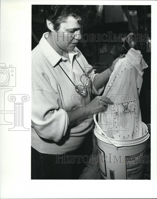 1990 Press Photo Judy Konst, mentor showing how she has to hand wash problem - Historic Images