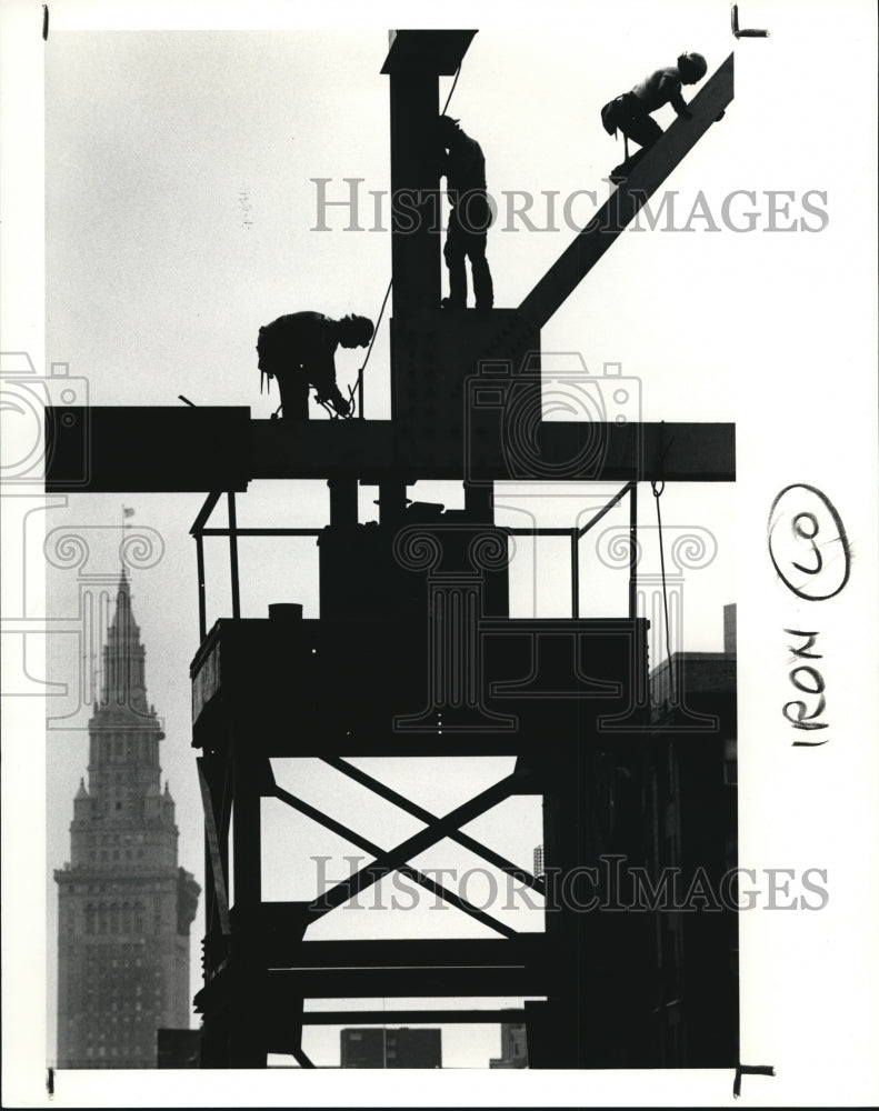 1990 Press Photo Iron Workers of Local 17 works on Cleveland State Univ.-Historic Images