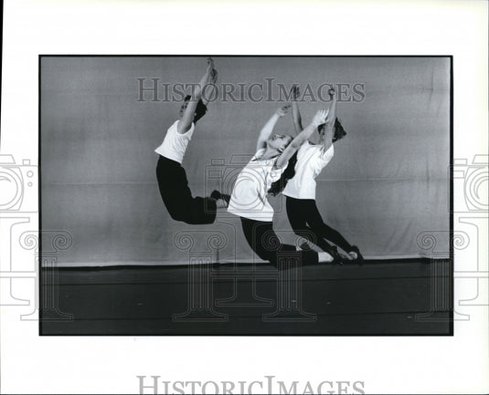 1994 Press Photo Dancers Carolyn Kelly, Carol Ann Clough, and Christine Huff-Historic Images