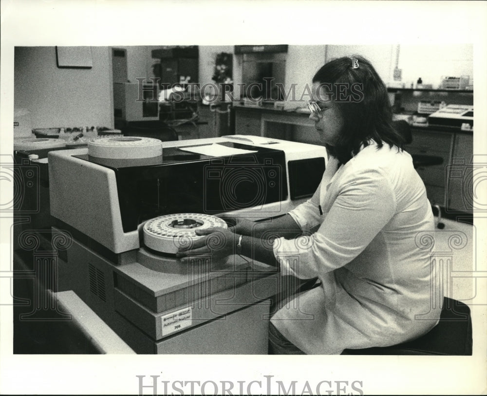 1988 Press Photo Drug testing laboratory - Historic Images