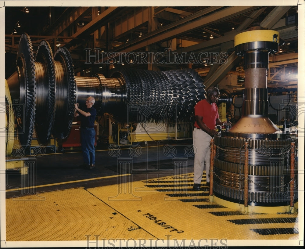 1999 Press Photo GE Craftsman work on components of GE MS7001EA gas turbine. - Historic Images