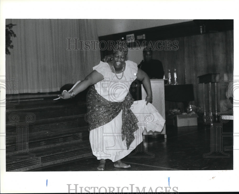 1999 Press Photo Andekaie Sharpley of Disastora ensemble form Obelin Ohio - Historic Images