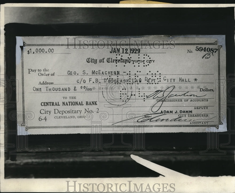 1929 Press Photo A $1,000 check from the city of Cleveland to S. McEachern - Historic Images