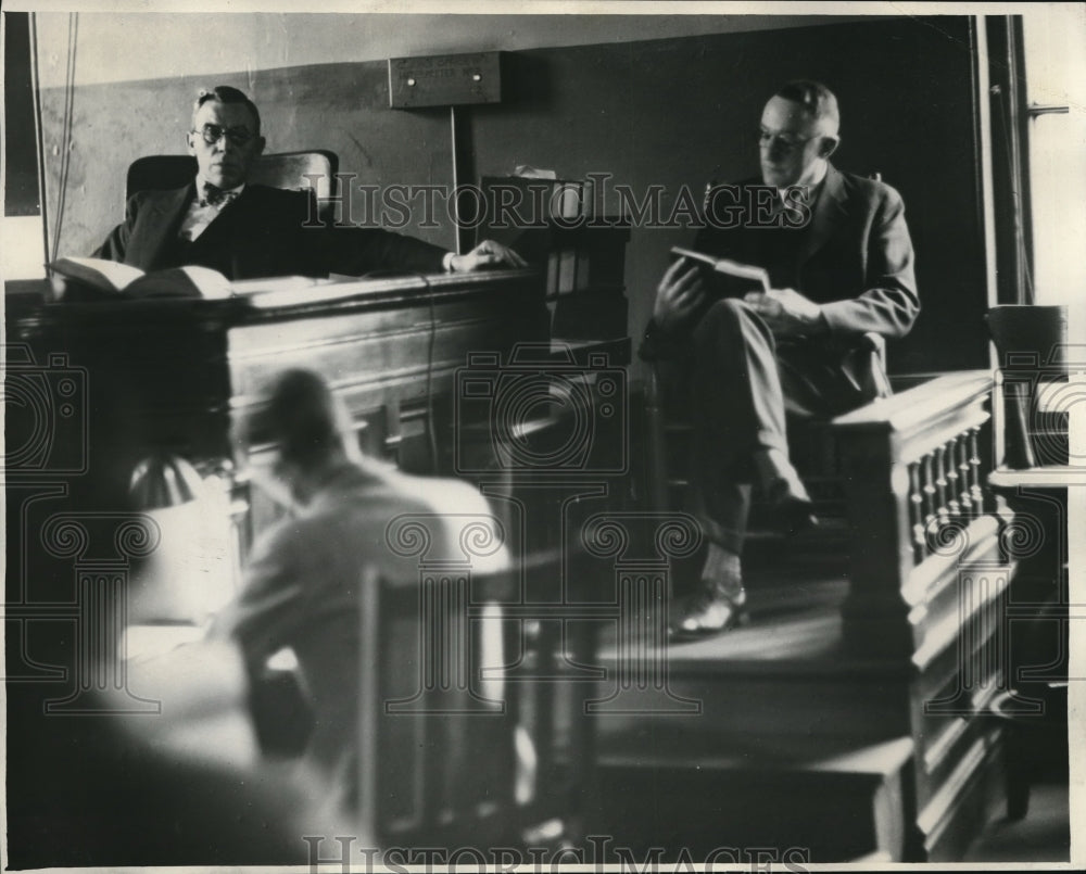Press Photo Harmon G. Atwater reading book on witness stand-Historic Images