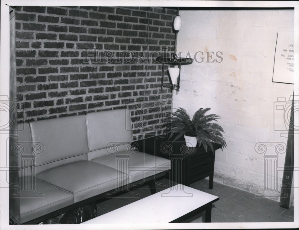 1961 Press Photo Comfortable furniture will come in handy during a two week stay - Historic Images