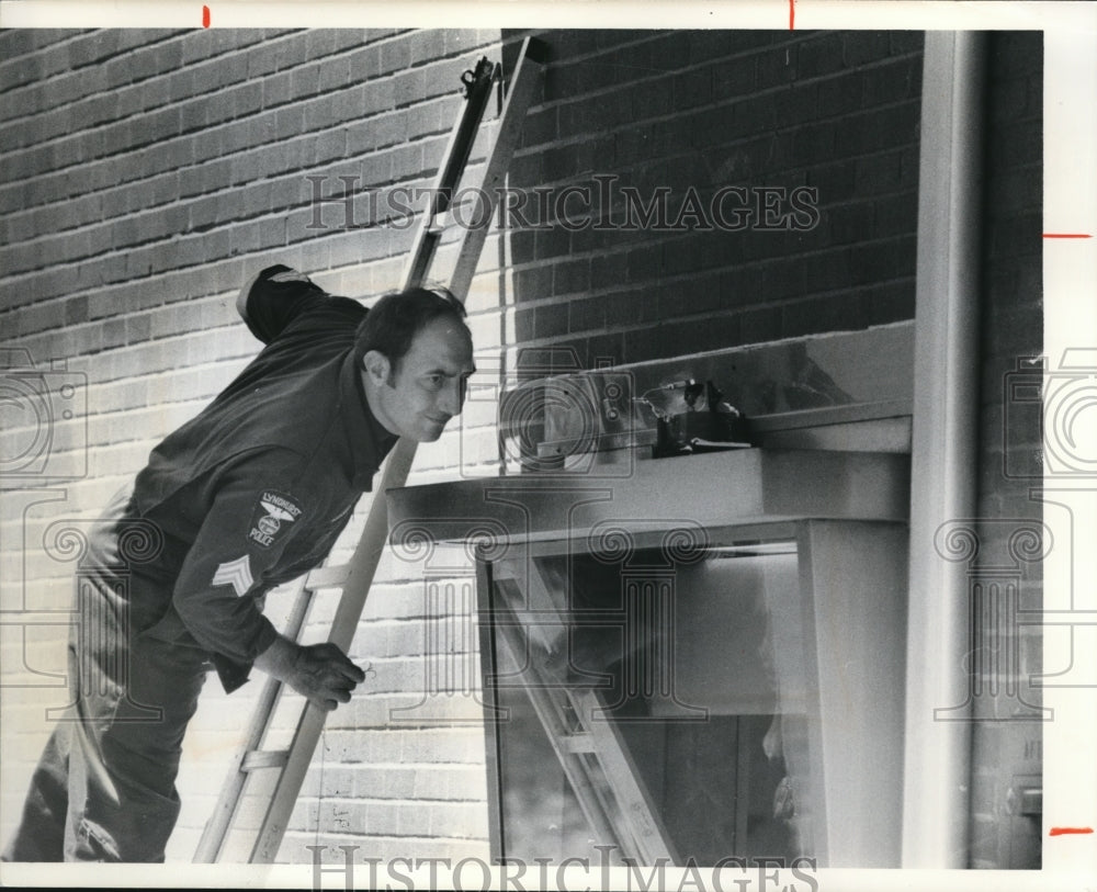 1976 Press Photo Bomb scare - Historic Images