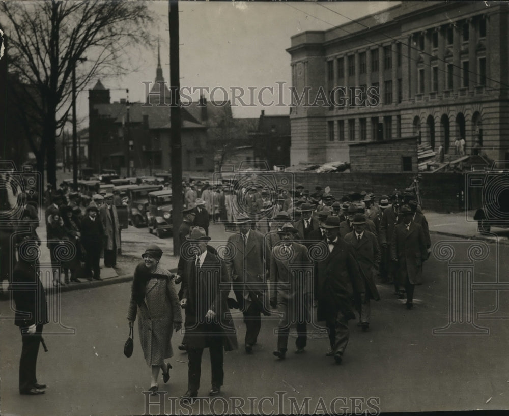 1929 Cleveland Club members parade led by Mrs.Adella Prentiss Hughes - Historic Images