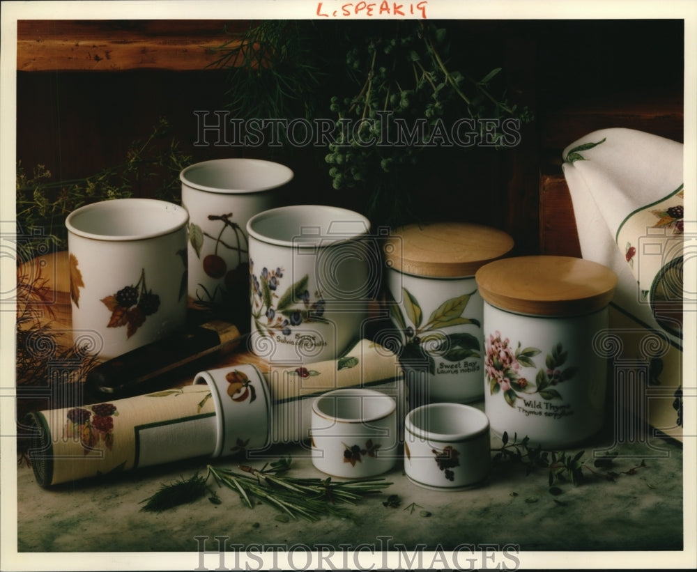 1992 Press Photo The China collection of ceramic cups - cva55576 - Historic Images