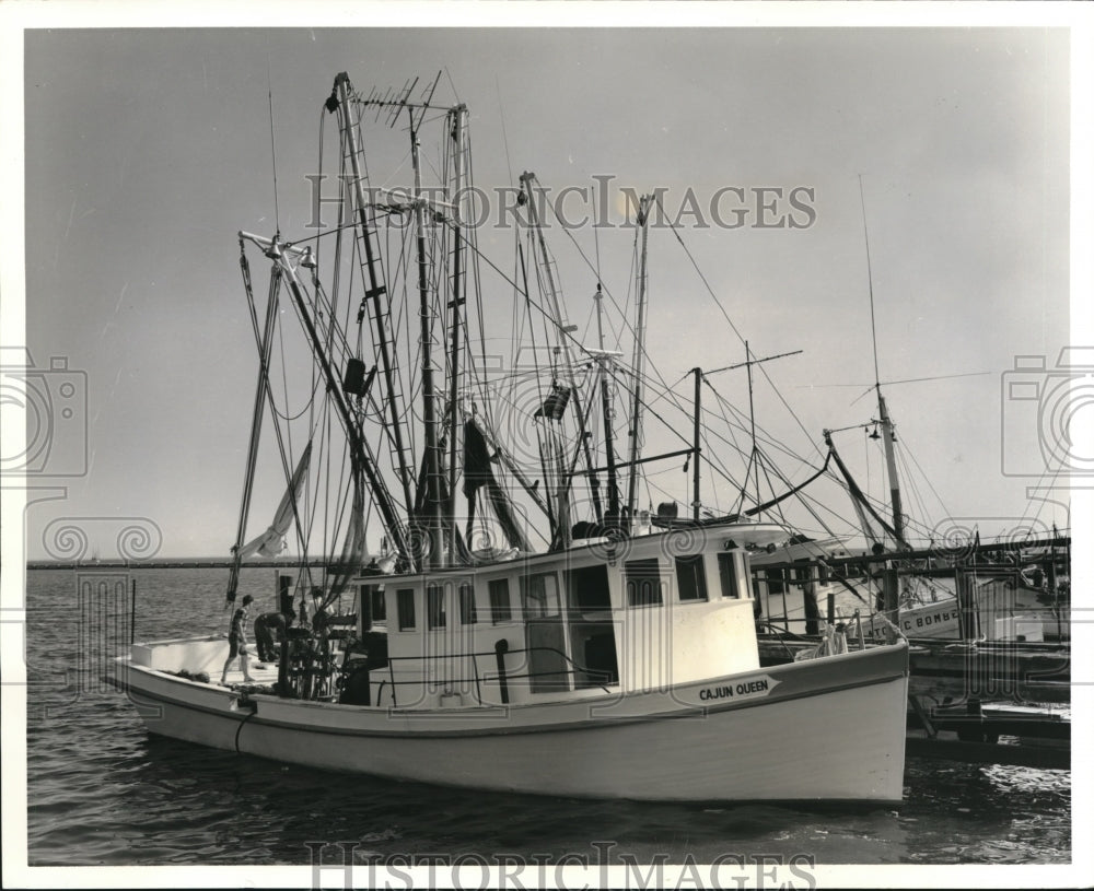 Press Photo Shrimp boats are a &quot;comin&quot; is the cry every late afternoon as - Historic Images