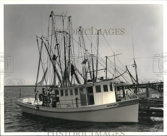 Press Photo Shrimp boats are a "comin" is the cry every late afternoon as - Historic Images