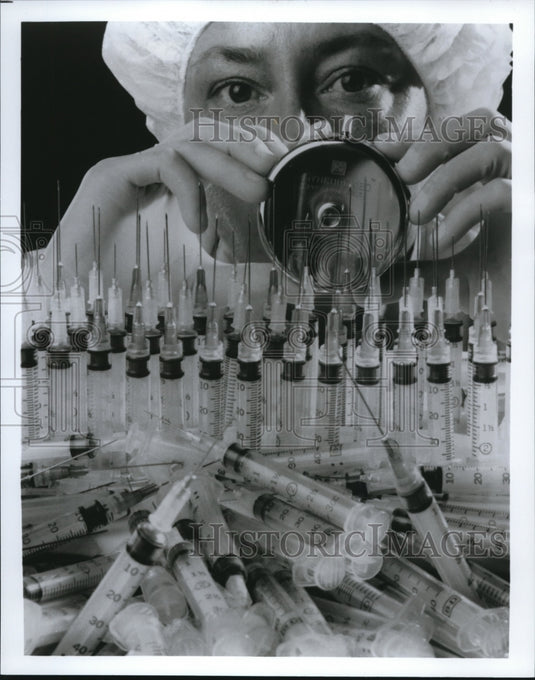 1993 Press Photo Rose Williams with the SynchroMed drug pump - Historic Images