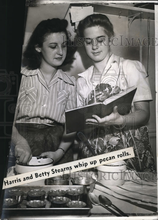 1942 Press Photo Becky Harris & Betty Steans whip up pecan rolls - Historic Images