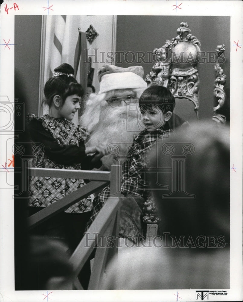 1977 Press Photo Children enjoying Santa&#39;s presents-Historic Images