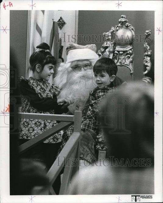 1977 Press Photo Children enjoying Santa's presents-Historic Images