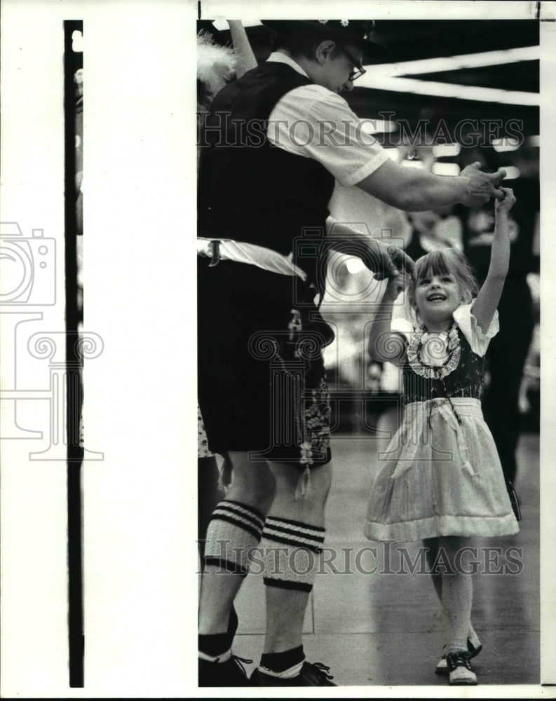 1982 Press Photo Beth Ruebensaal with her Father at Oktoberfest festival - Historic Images