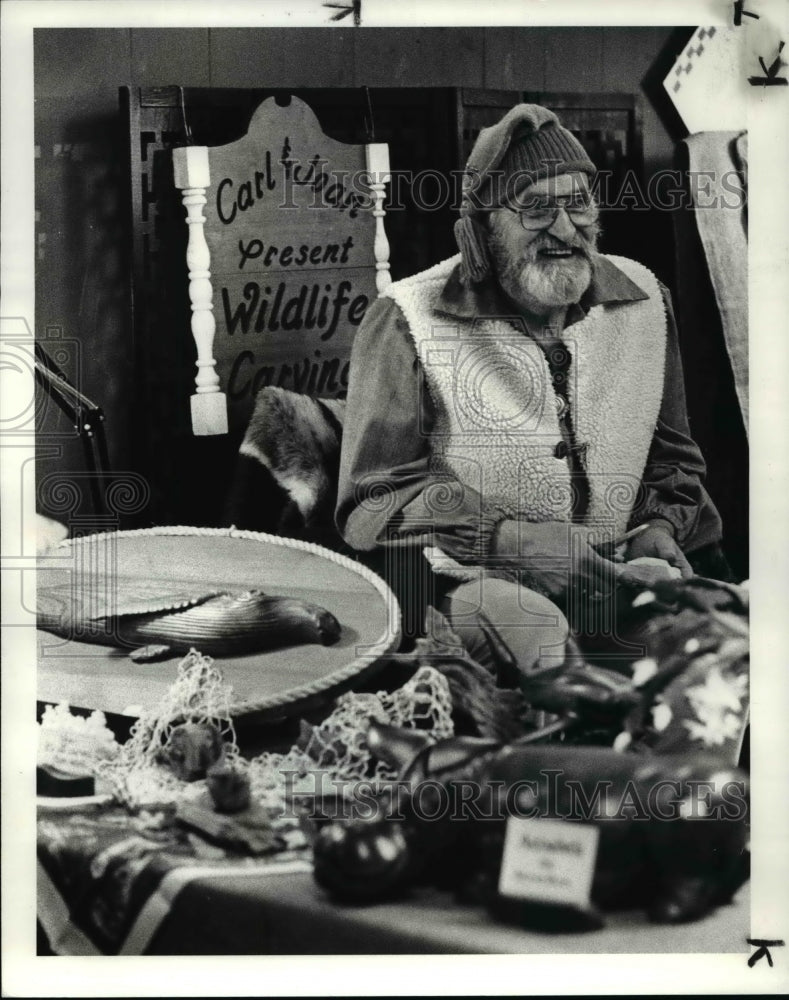 1983 Press Photo Carl Sterb with his wood curving items at the Craft fair - Historic Images