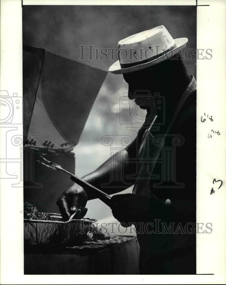 1991 Press Photo Ed Worthy of Akron cooks his ribs at Hawkins field-Historic Images