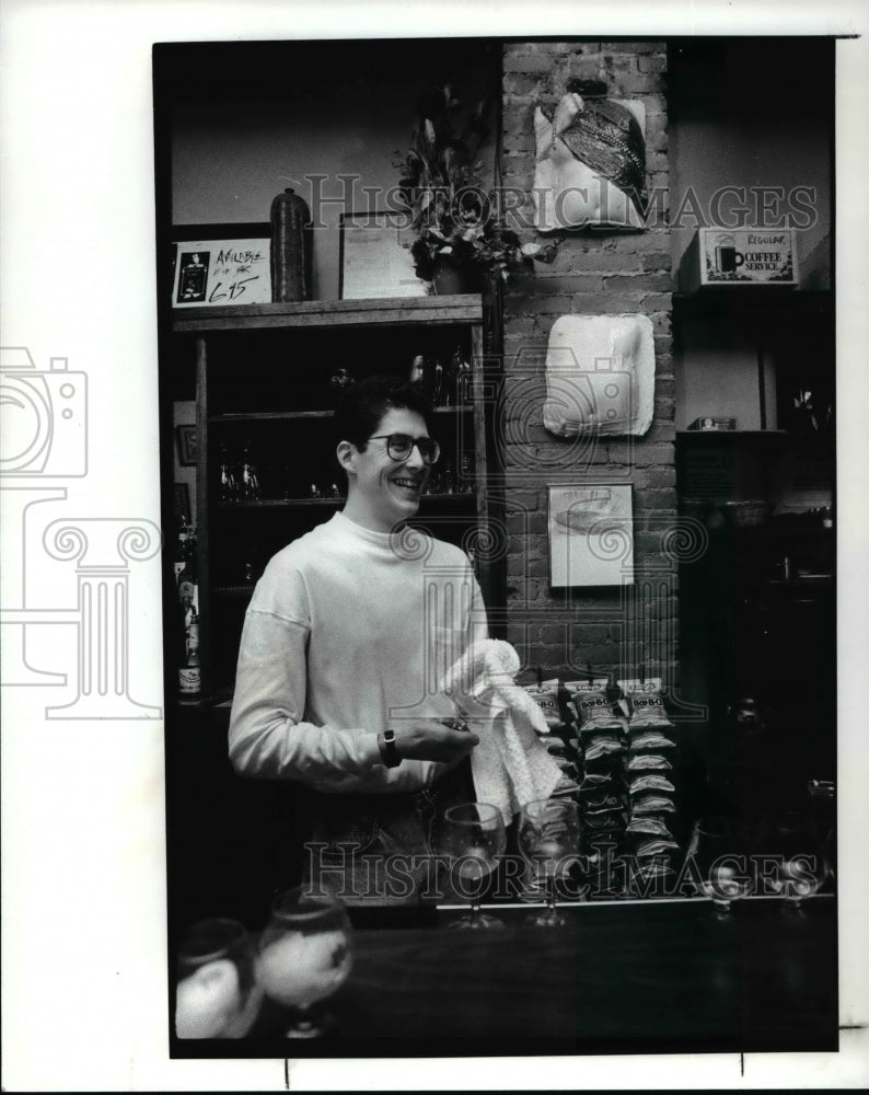 1989 Press Photo Jimmy Ryan bartender at the Fulton Ave Cafe on the chimney- Historic Images