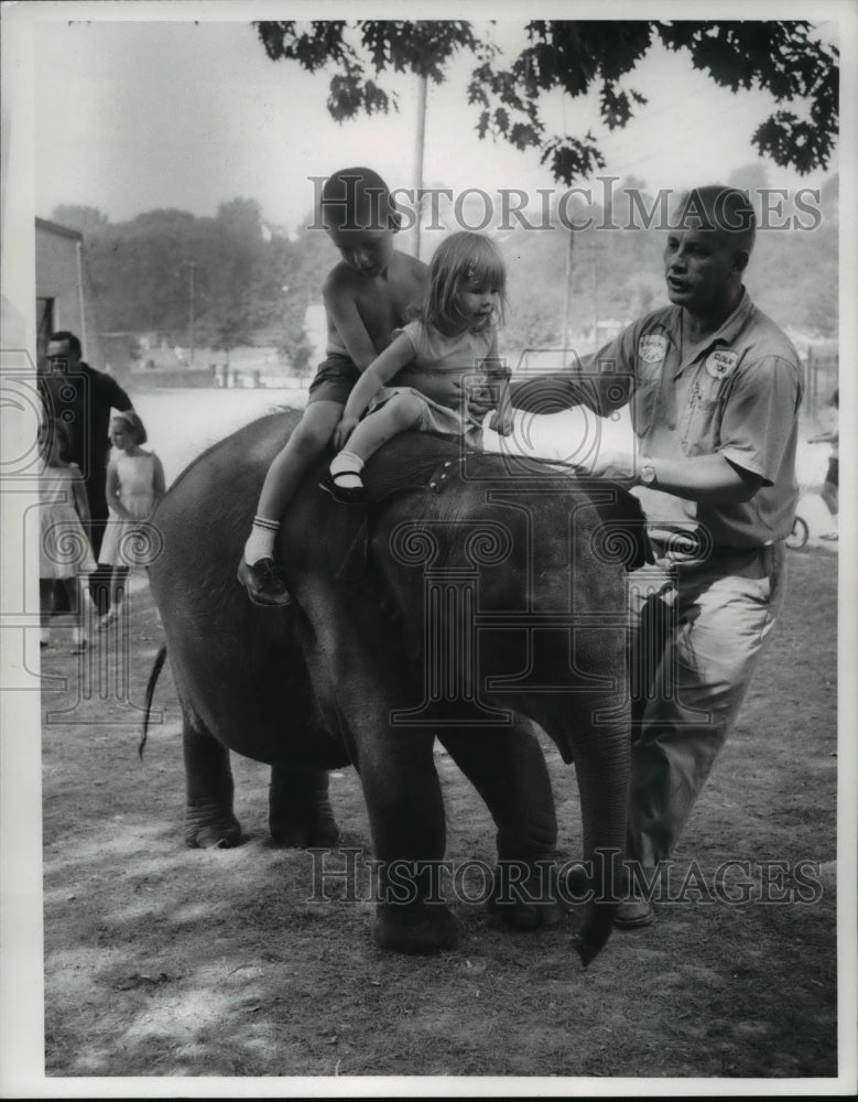 1966 Press Photo Ron Baker, Michelle Neal and Bill Seman with the elephant - Historic Images