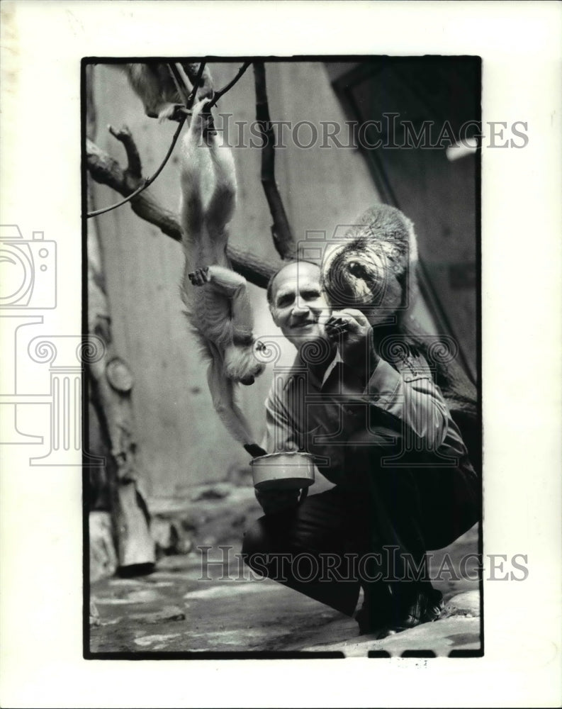 1983 Press Photo Metropark Zoo keeper with the black bowler monkeys-Historic Images