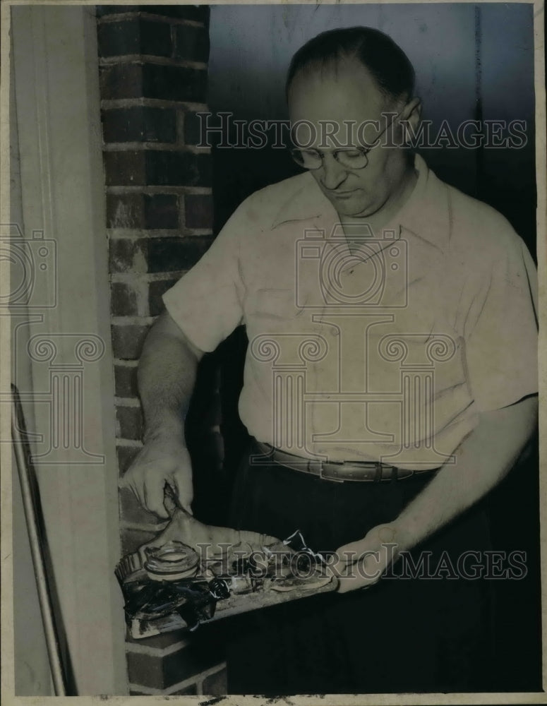 1949 Press Photo Cecil Northrup of Northland after the bombing- Historic Images