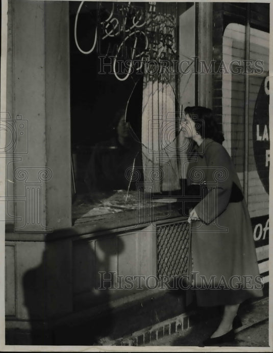 1949 Press Photo Marian Nicholson, Mgr of Peter Pan Dry Cleaning 7039 Wade Park-Historic Images