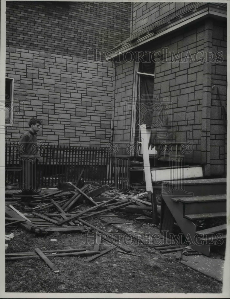 1947 Press Photo William Smith of 9101 Birchdale looks over bombing scene-Historic Images