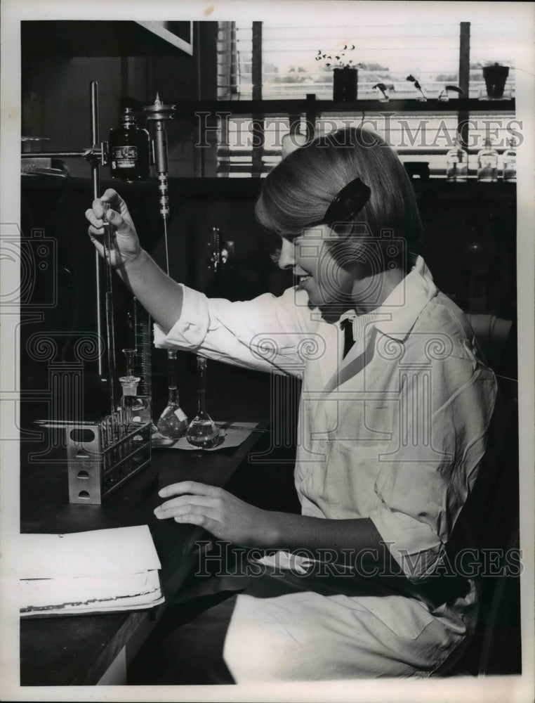 1964 Press Photo Deanne Schmidt, research student at Western Reserve University - Historic Images