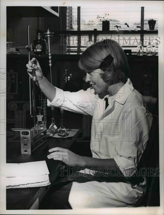 1964 Press Photo Deanne Schmidt, research student at Western Reserve University - Historic Images