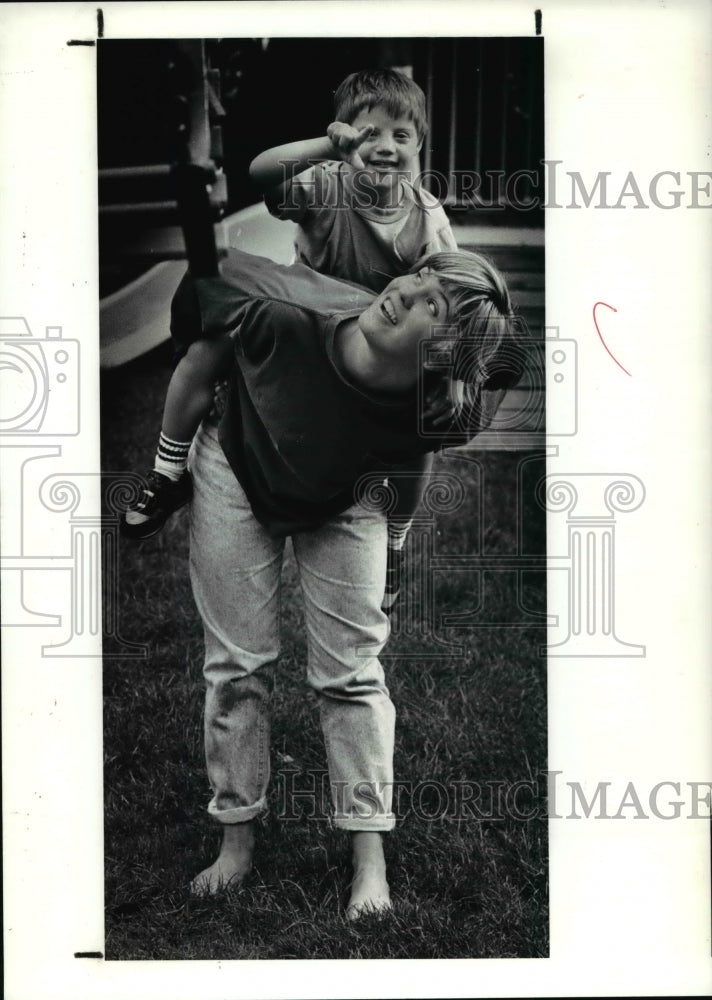 1990 Press Photo Cheri Brussee Cerebral Palsy camp volunteer & Jeremy Greene - Historic Images