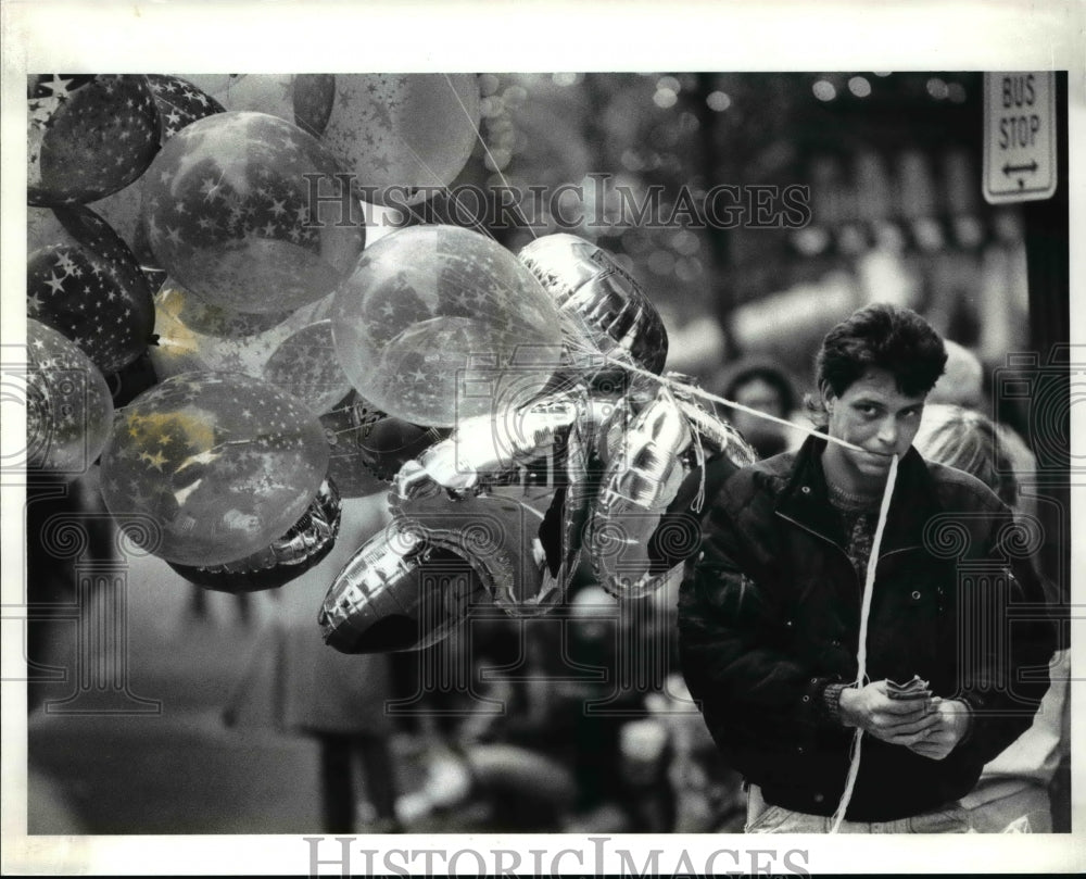 1988 Press Photo Robert Nowack holds onto his wares with his teeth as he makes-Historic Images