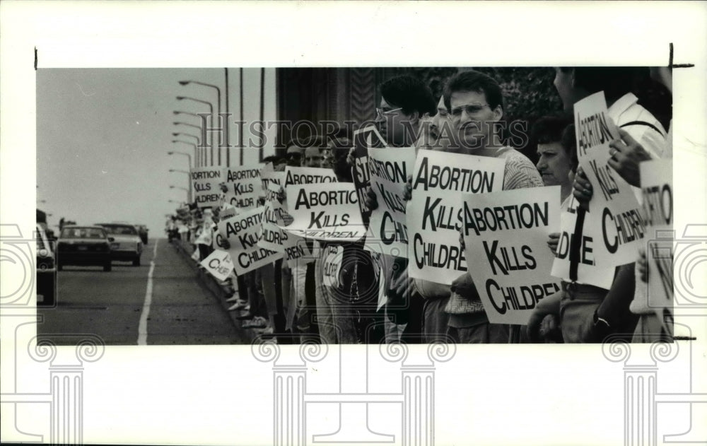 1990 Press Photo Members of the Pro Life community line Lorain-Carnegie bridge - Historic Images