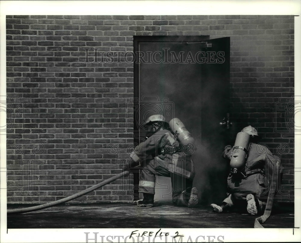 1991 Press Photo Cadets from Tri-C&#39;s Fire Training Academy open a door - Historic Images