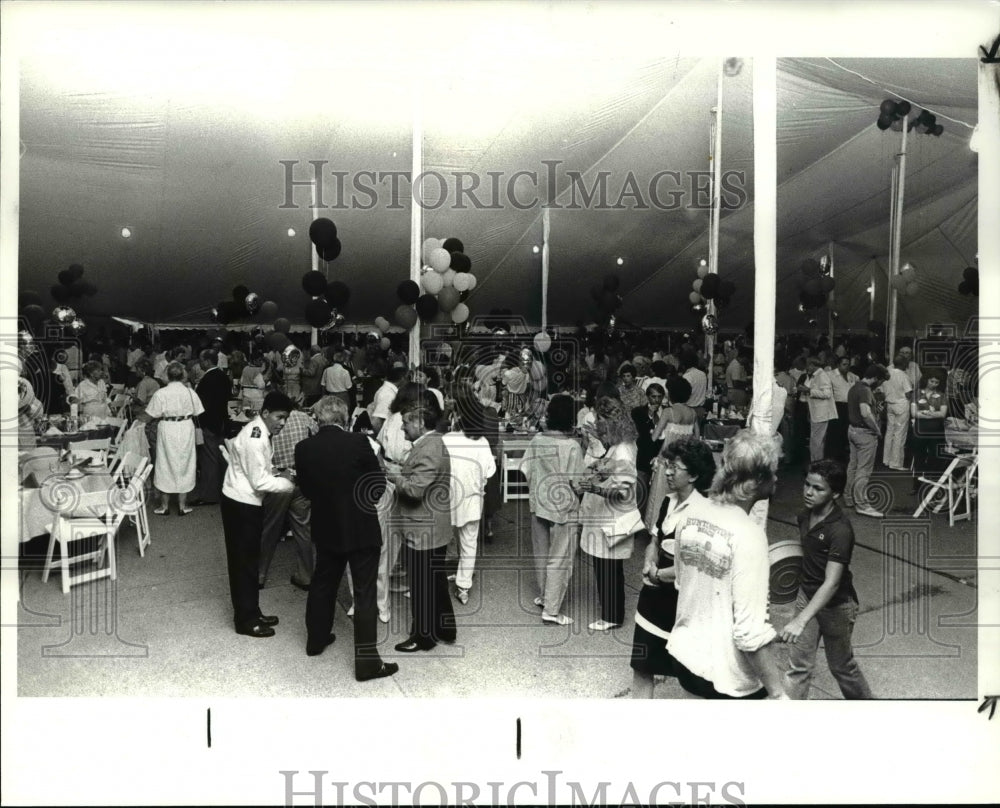 1985 Press Photo Partygoers on cocktails before dinner at National Rob Cookoff - Historic Images