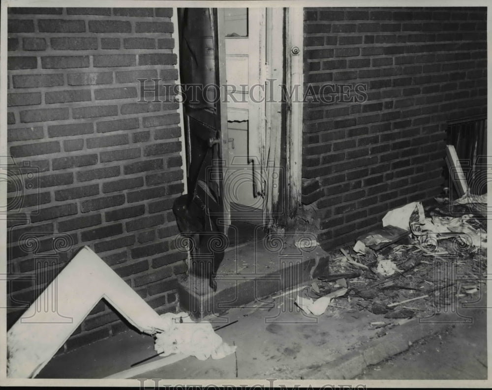 1953 Press Photo Side entrance to home of Ernest Render showing Bomb Damage-Historic Images