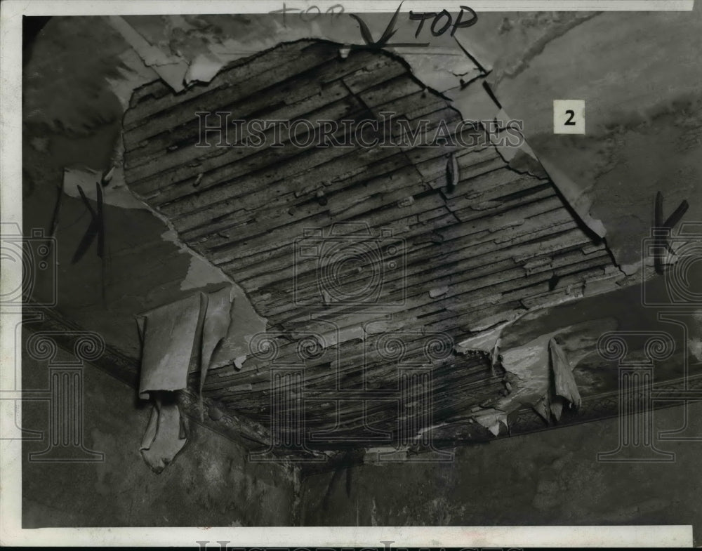 1941 Press Photo Western Reserve University section of broken plaster in ceiling-Historic Images