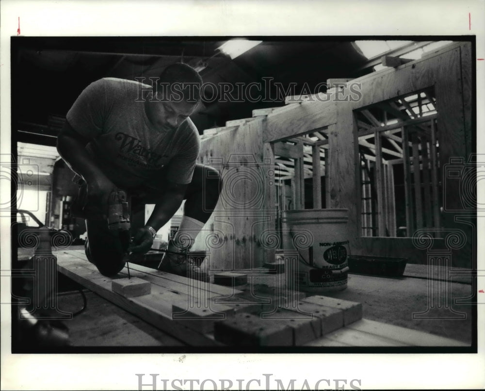 1991 Press Photo Carpenter&#39;s assistant, Gene Brown-Historic Images