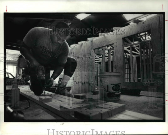 1991 Press Photo Carpenter's assistant, Gene Brown-Historic Images