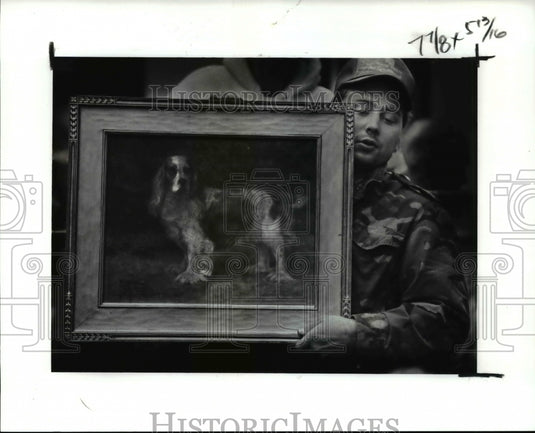 1991 Press Photo Tim Beech of Blair Auctions holds an oil painting - cva57070 - Historic Images