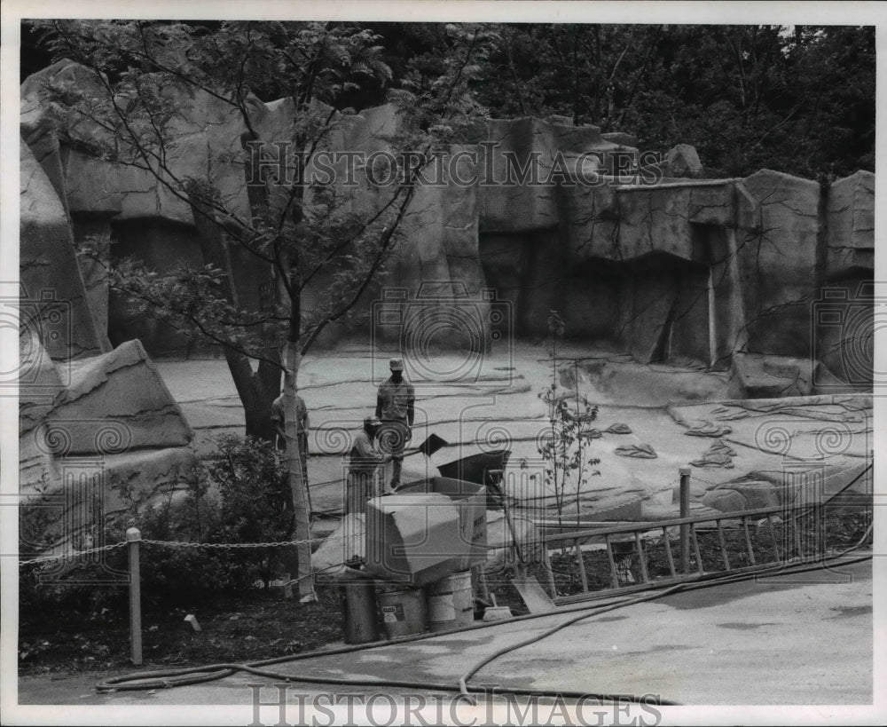 1969 Press Photo Bear Grotto at Parks and Playgrounds at Brookside Zoo. - Historic Images