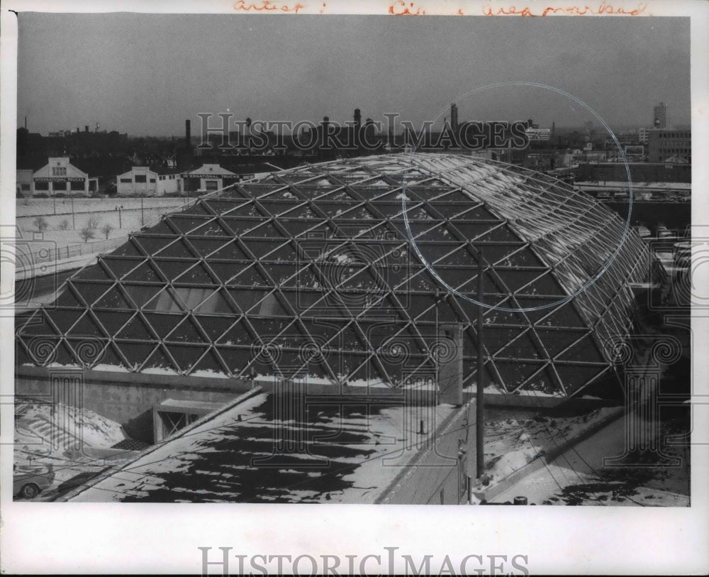 1971 Press Photo Snow at the roof of Cleveland State Univ, Sports Center - Historic Images