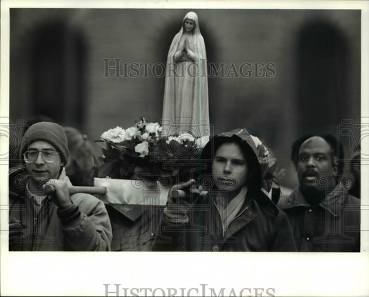 1990 Press Photo Demontrators carries Blessed Mother during Anti-Abortion march - Historic Images
